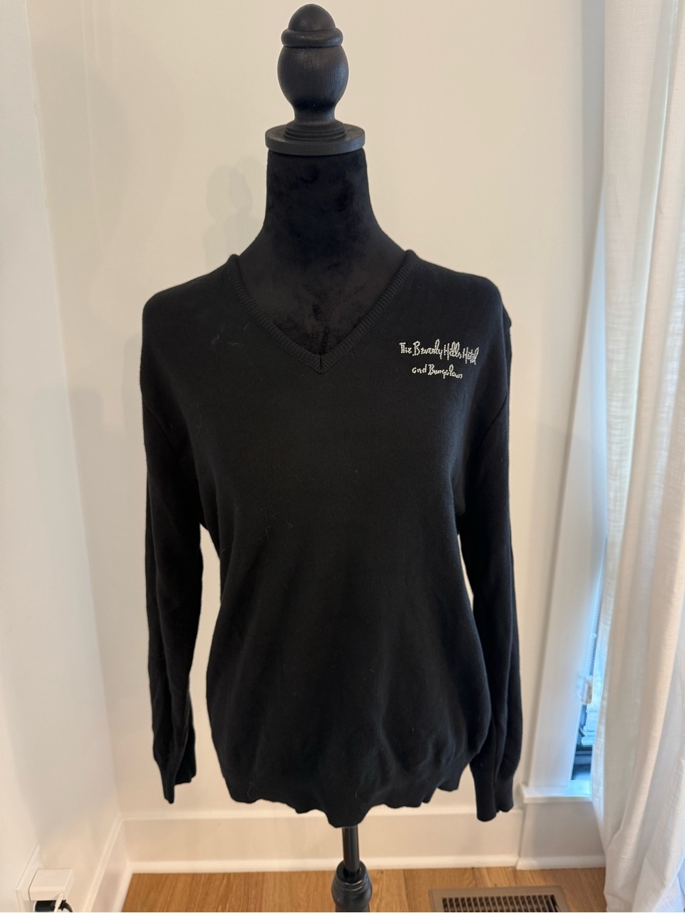 Andrew Rohan Ladies Black Beverly Hills Hotel V-Neck Sweater Size M